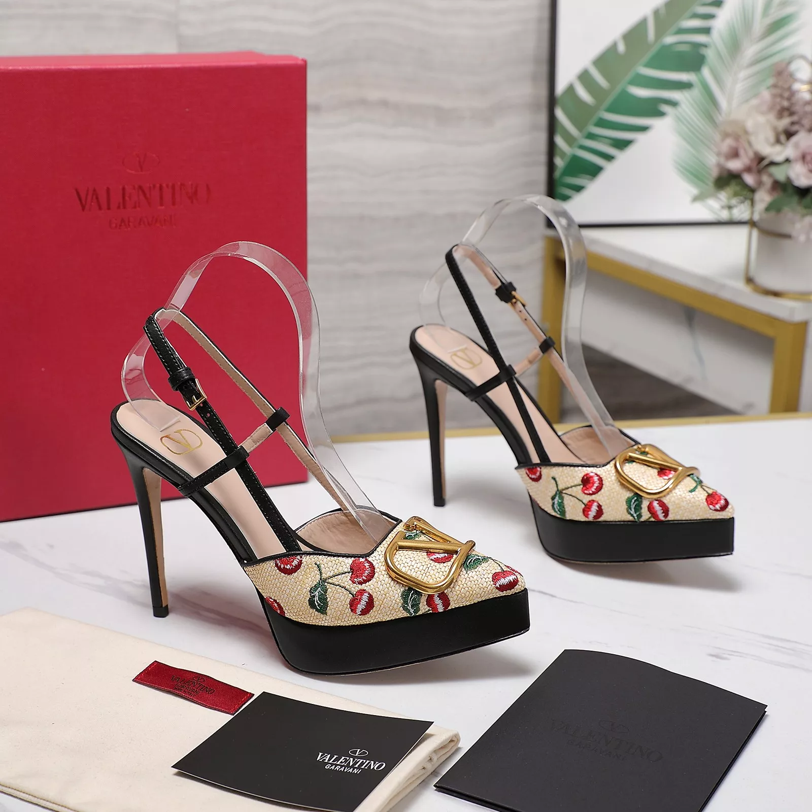 Valentino Sandal For Women UrbanStyle 2347