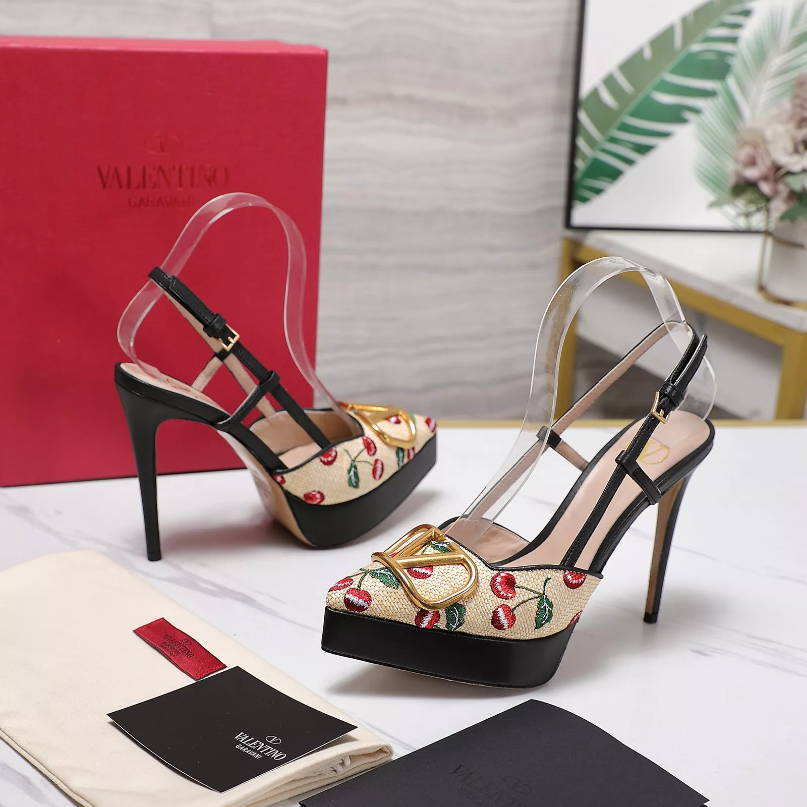 Valentino Sandal For Women UrbanStyle 2347