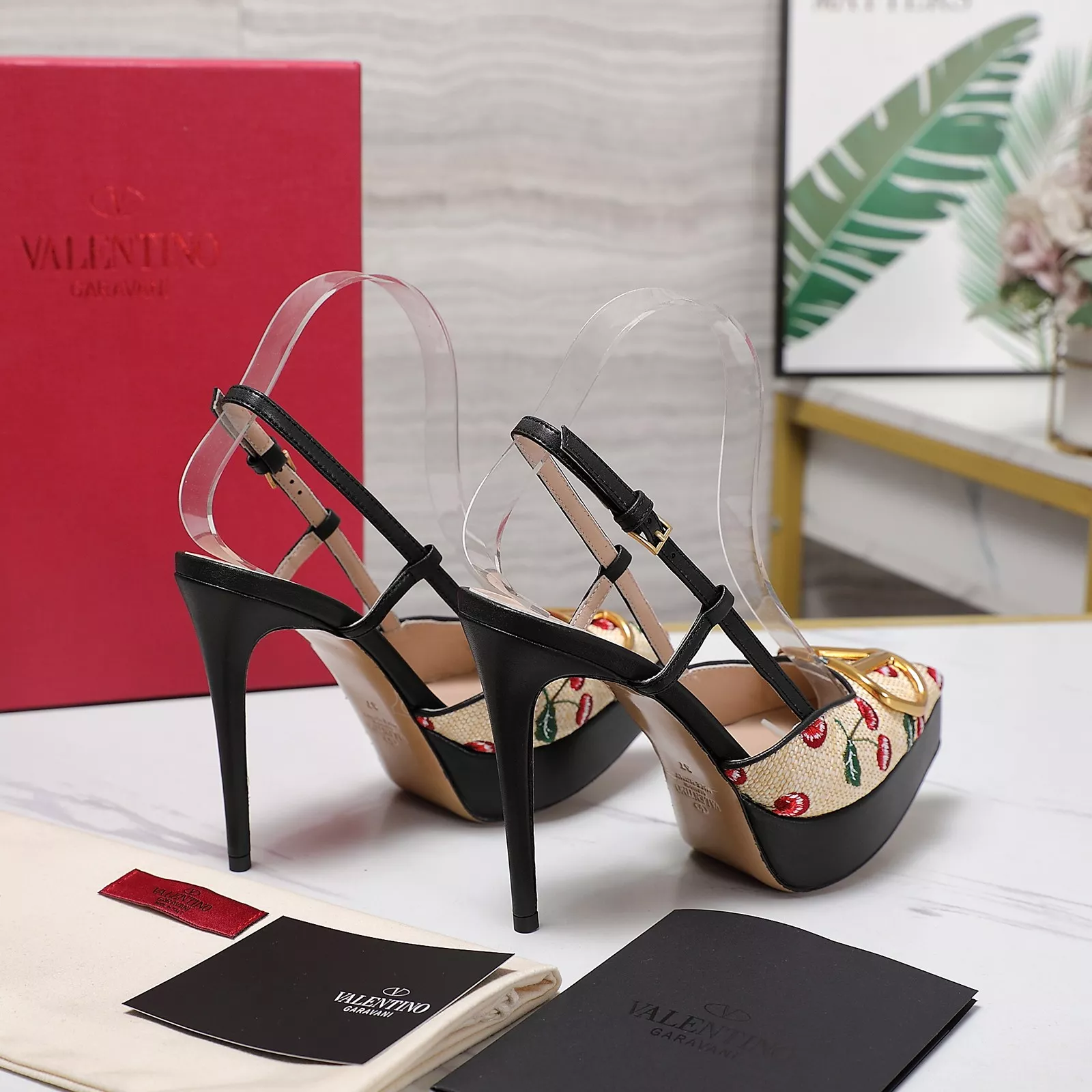 Valentino Sandal For Women UrbanStyle 2347