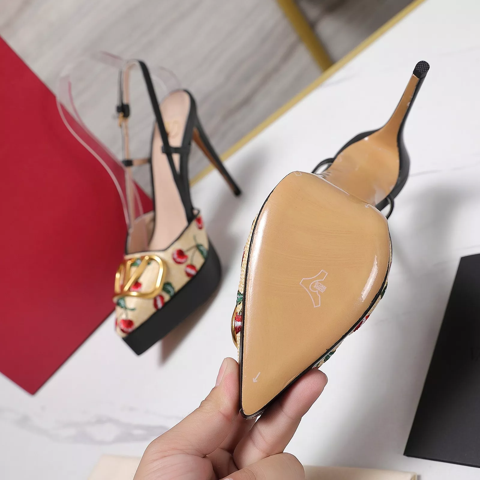 Valentino Sandal For Women UrbanStyle 2347