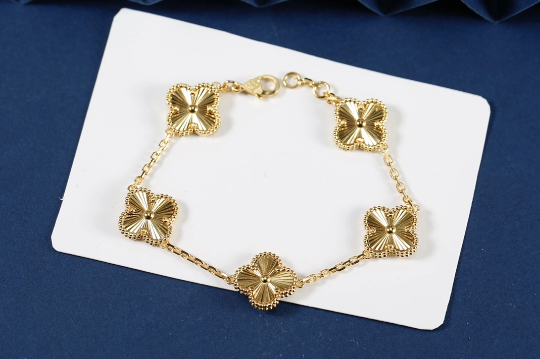 Van Cleef & Arpels Bracelet For Women DailyWear 688
