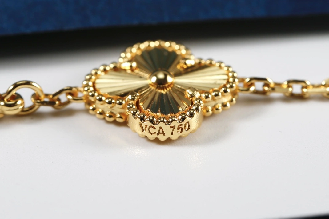 Van Cleef & Arpels Bracelet For Women DailyWear 688