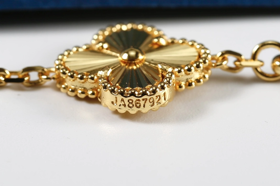 Van Cleef & Arpels Bracelet For Women DailyWear 688