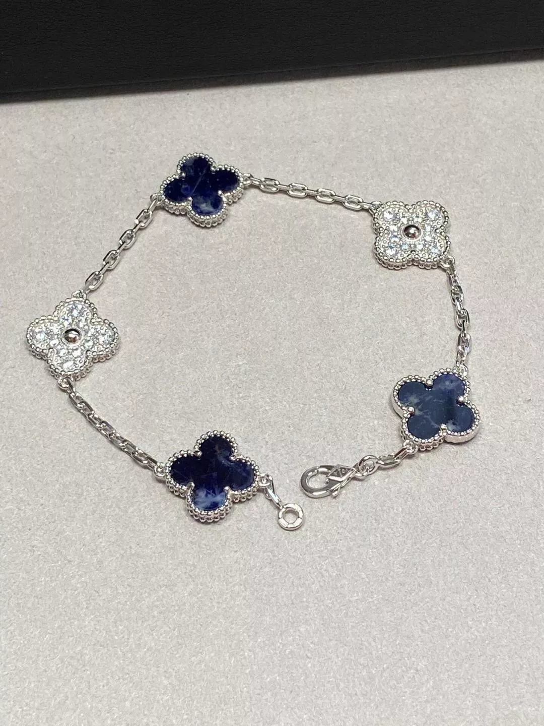 Van Cleef & Arpels Bracelets For Women Elegant 9662