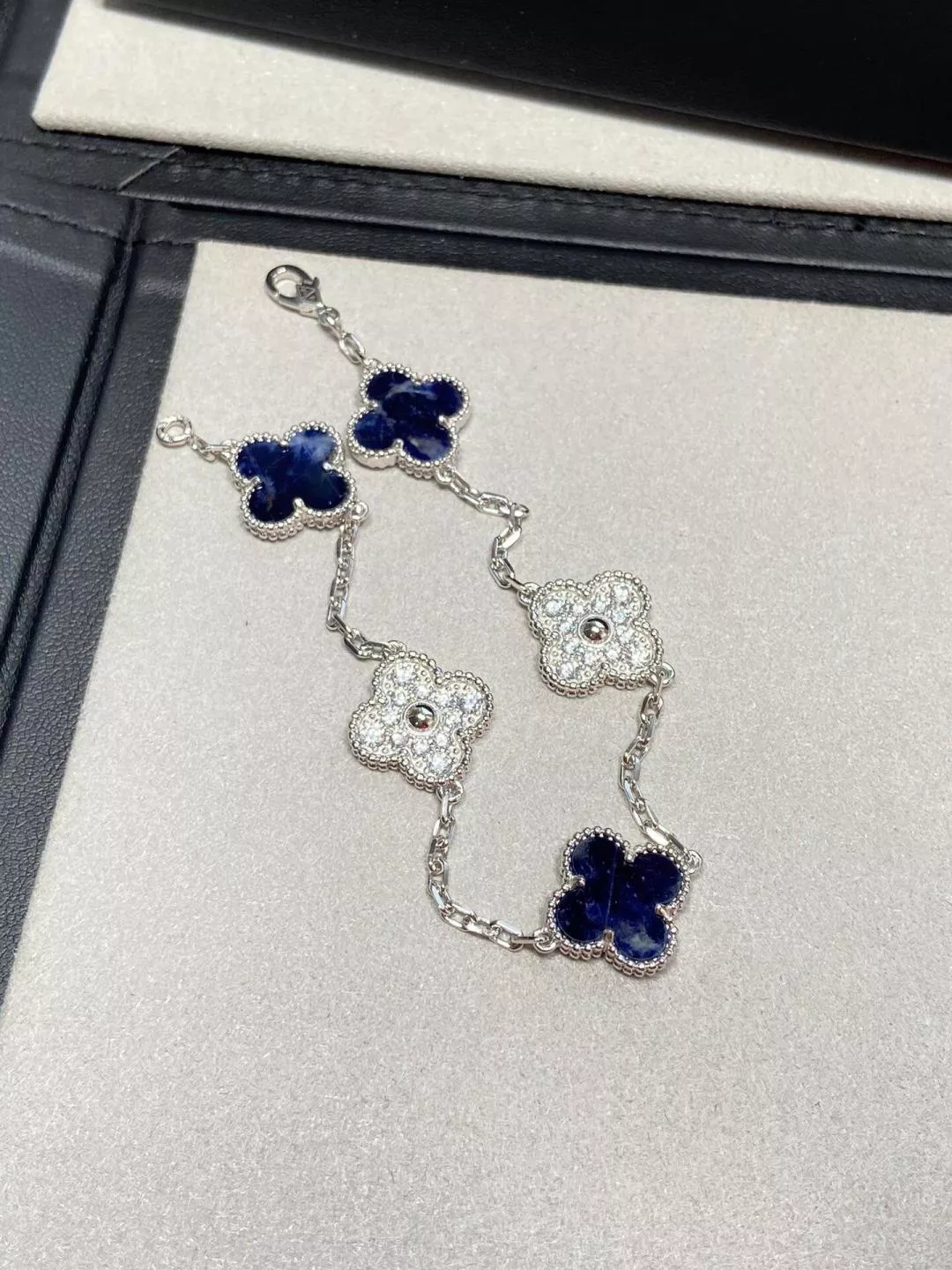 Van Cleef & Arpels Bracelets For Women Elegant 9662