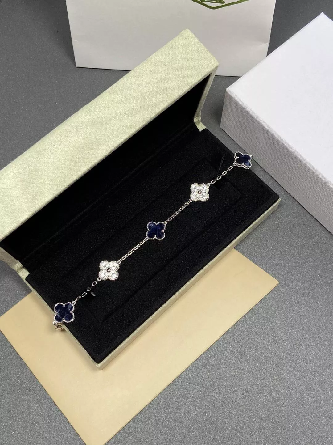 Van Cleef & Arpels Bracelets For Women Elegant 9662