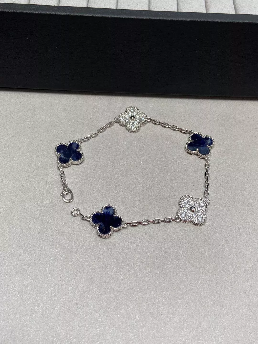 Van Cleef & Arpels Bracelets For Women Elegant 9662