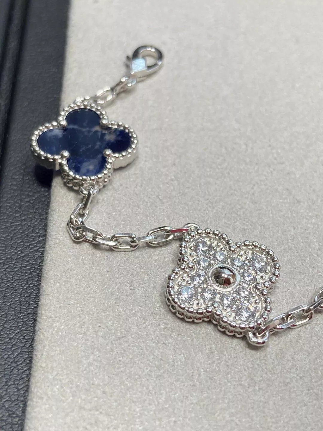 Van Cleef & Arpels Bracelets For Women Elegant 9662
