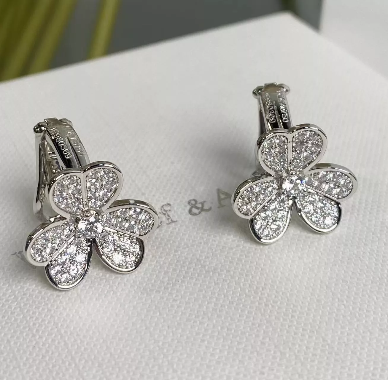 Van Cleef & Arpels Earrings For Women Bold 6765