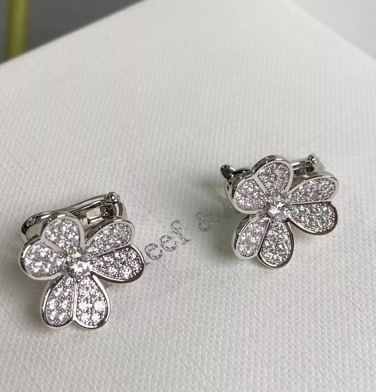Van Cleef & Arpels Earrings For Women Bold 6765