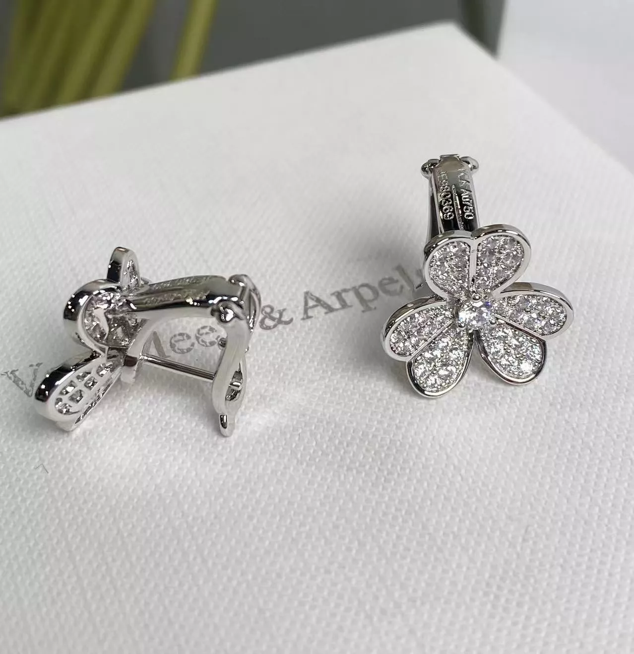 Van Cleef & Arpels Earrings For Women Bold 6765