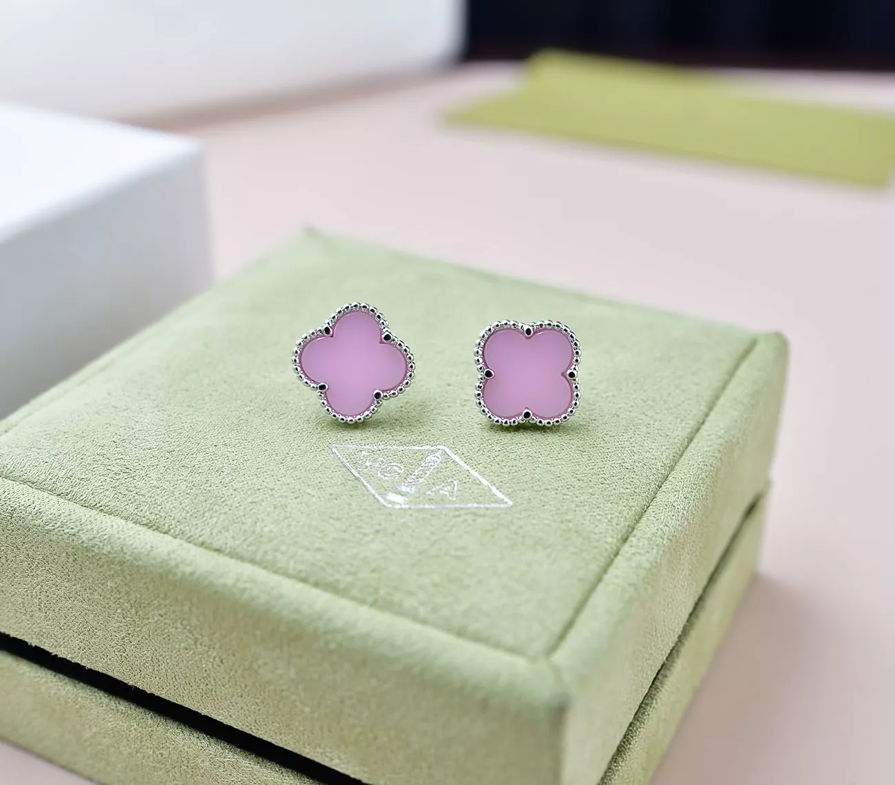 Van Cleef & Arpels Earrings For Women Vibrant 9854