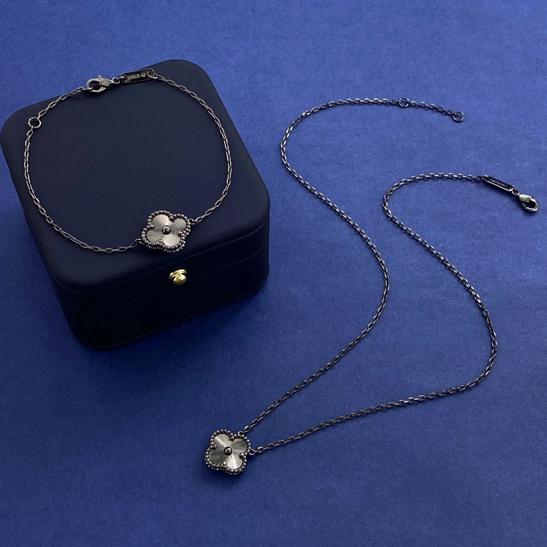 Van Cleef & Arpels Jewelry Set Minimalist 8449