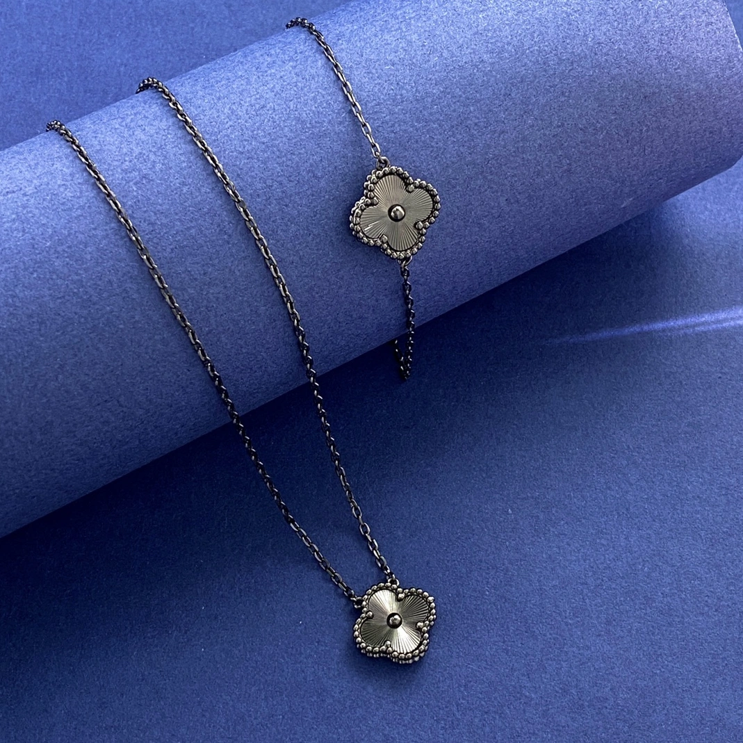 Van Cleef & Arpels Jewelry Set Minimalist 8449