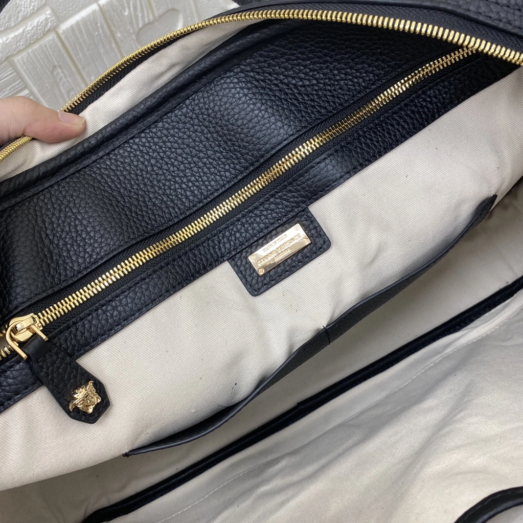 Versace AAA Man Handbags Sophisticated 5771