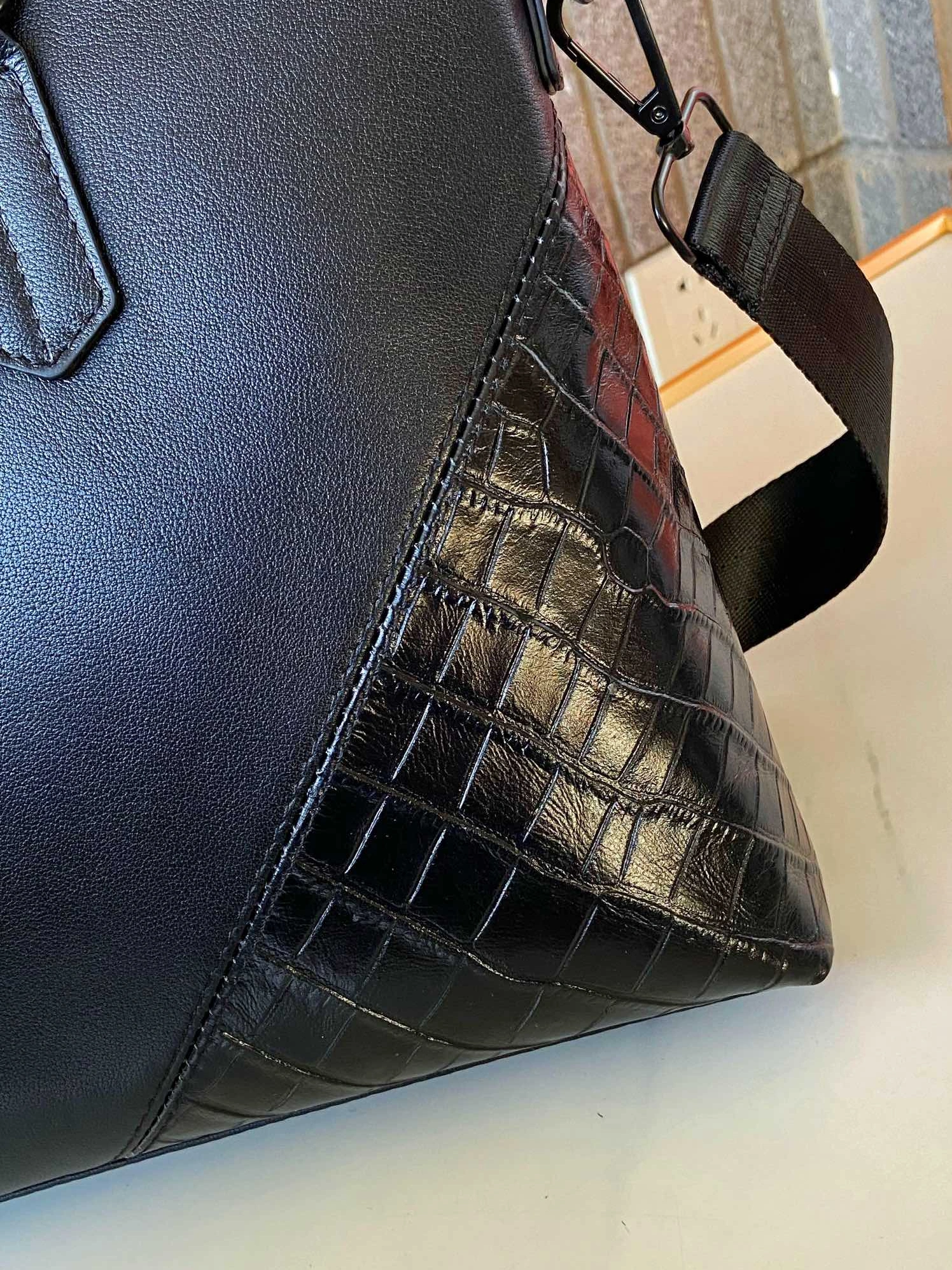 Versace AAA Man Handbags Trendsetting 607