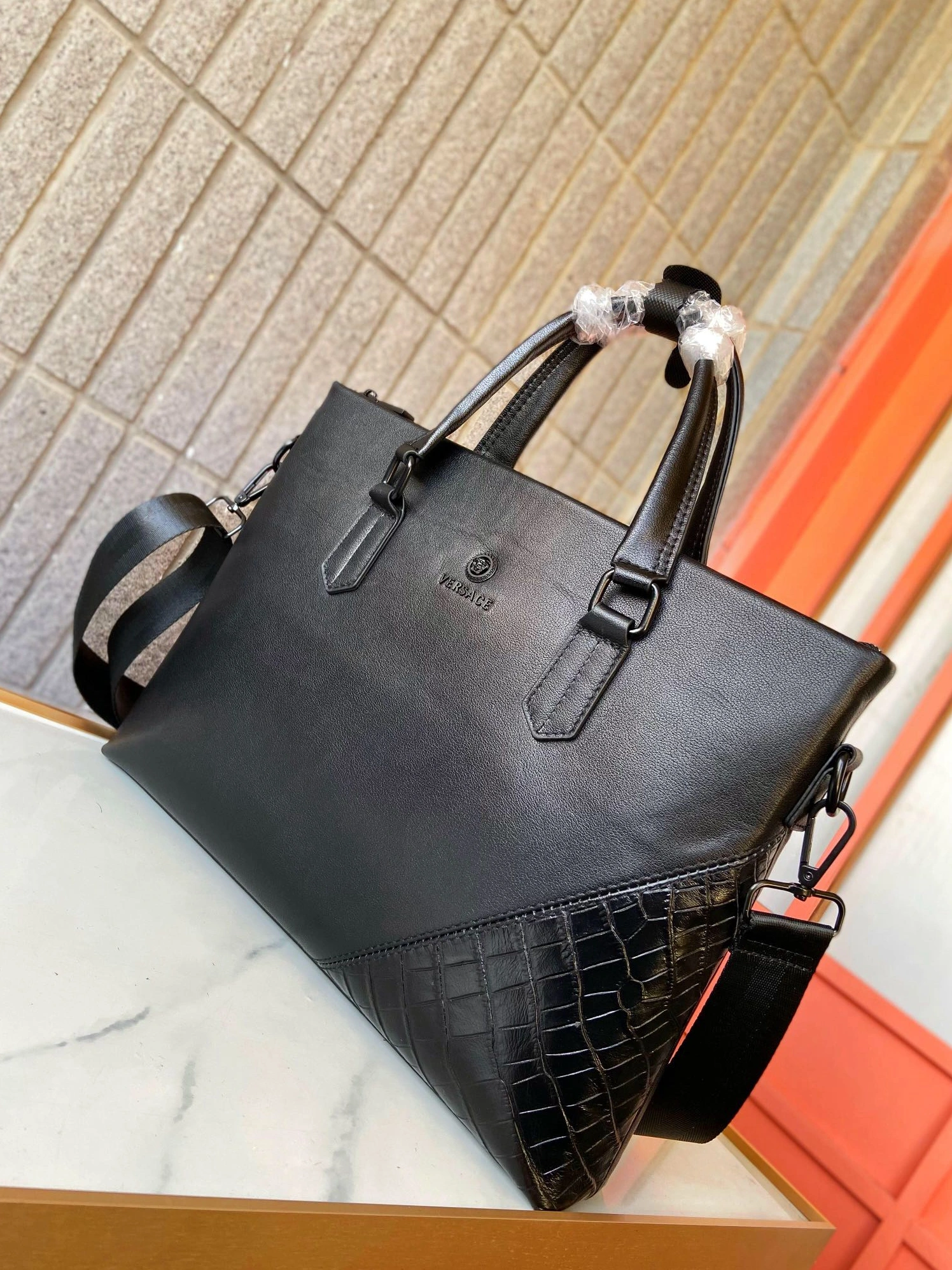 Versace AAA Man Handbags Trendsetting 607