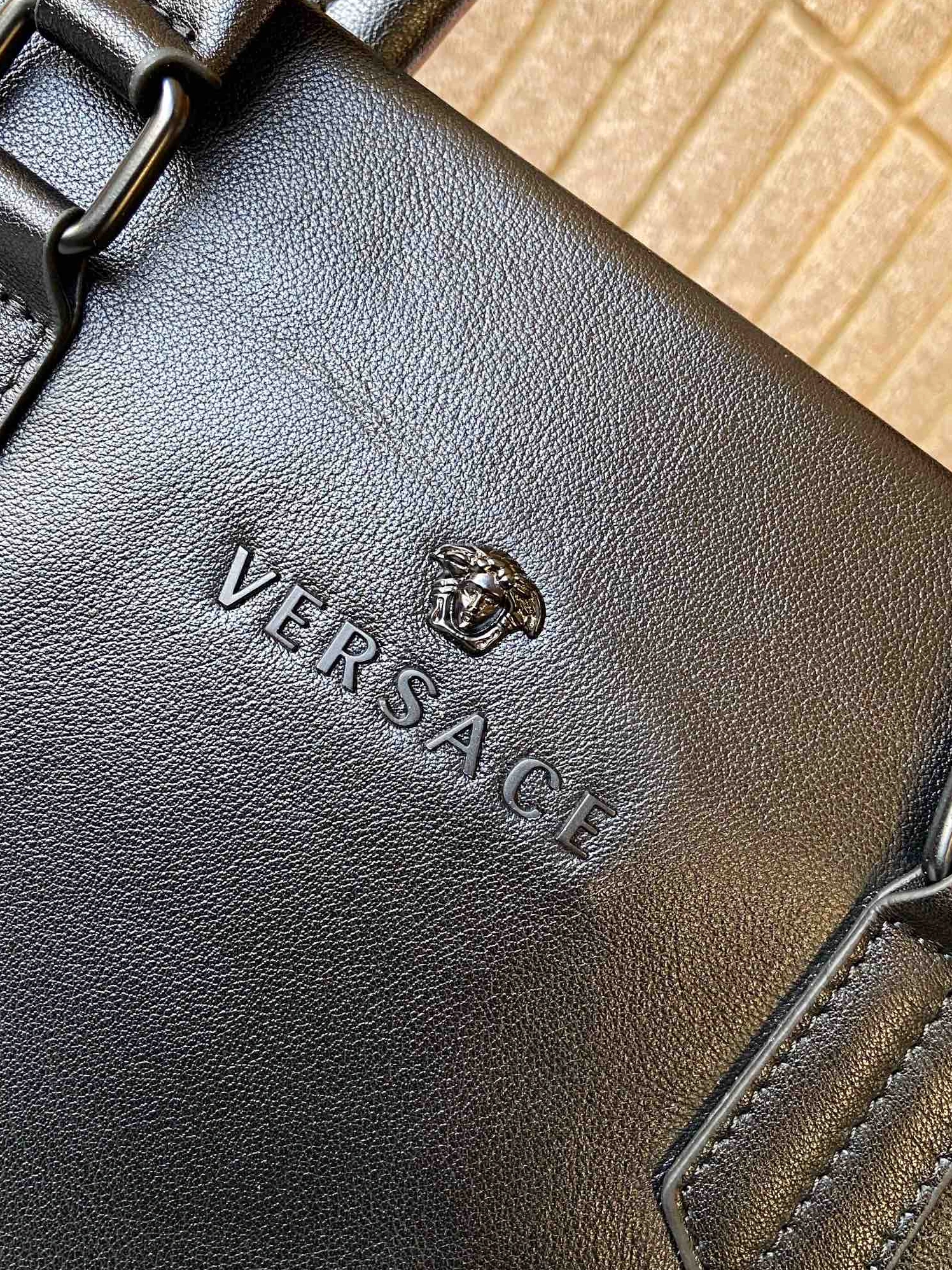 Versace AAA Man Handbags Trendsetting 607
