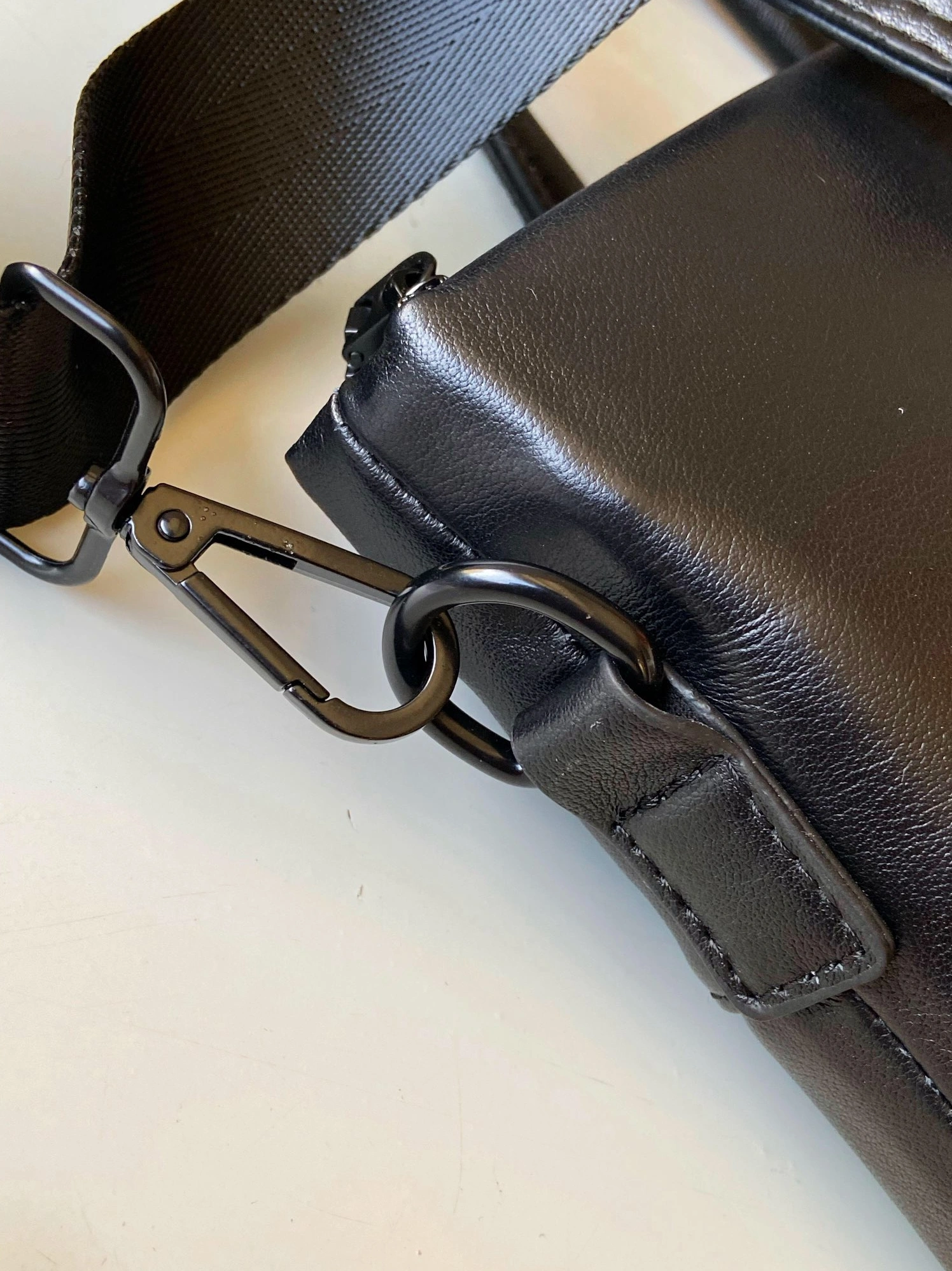 Versace AAA Man Handbags Trendsetting 607