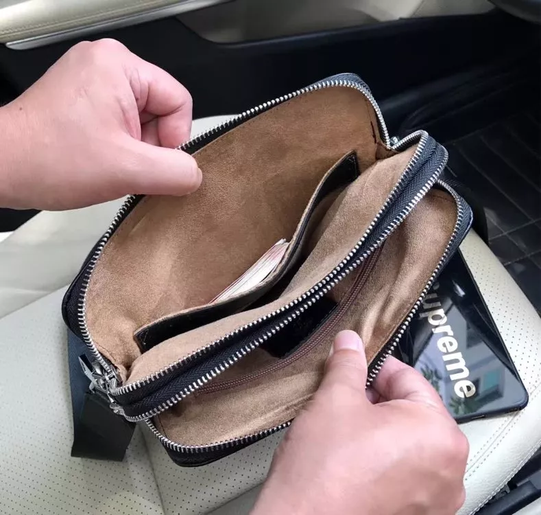 Versace AAA Man Messenger Bags Comfortable 1427