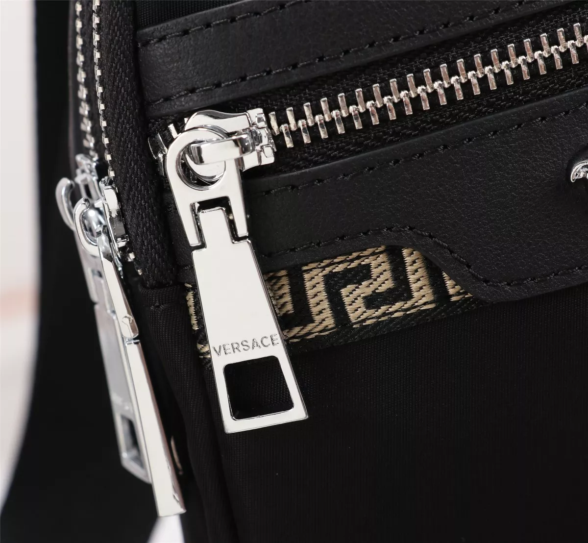 Versace AAA Man Messenger Bags Durable 5702