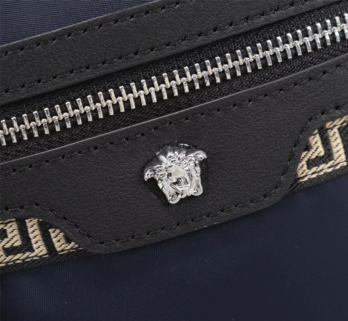 Versace AAA Man Messenger Bags Practical 6937