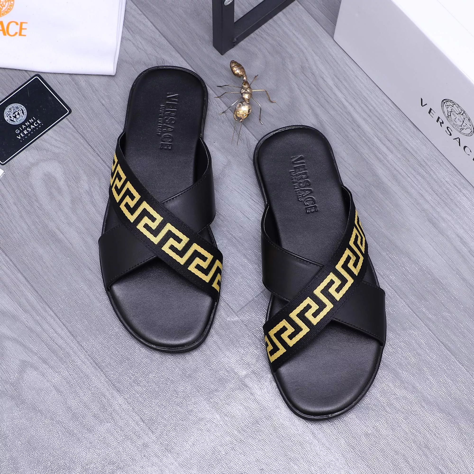 Versace Slippers For Men EyeCatching 1902