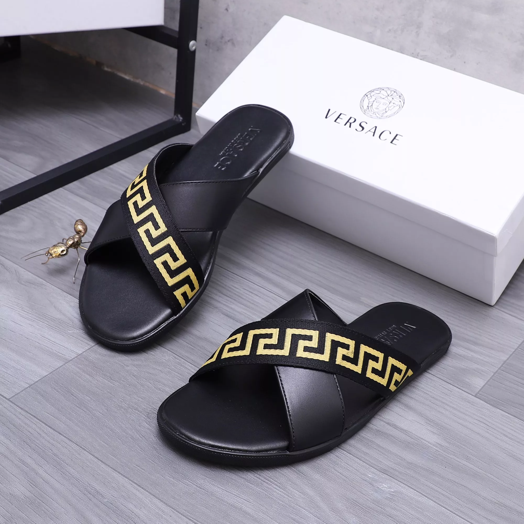 Versace Slippers For Men EyeCatching 1902