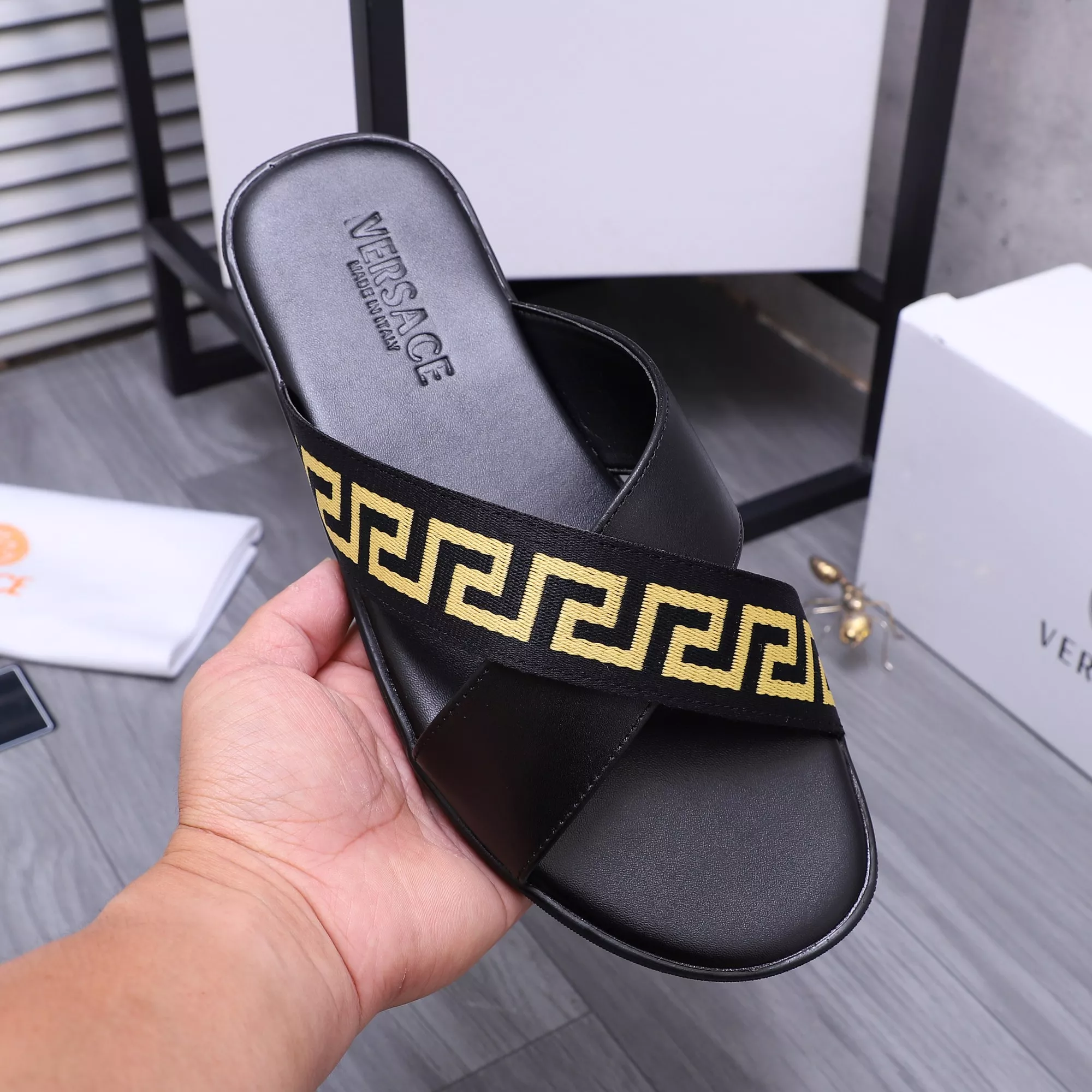 Versace Slippers For Men EyeCatching 1902