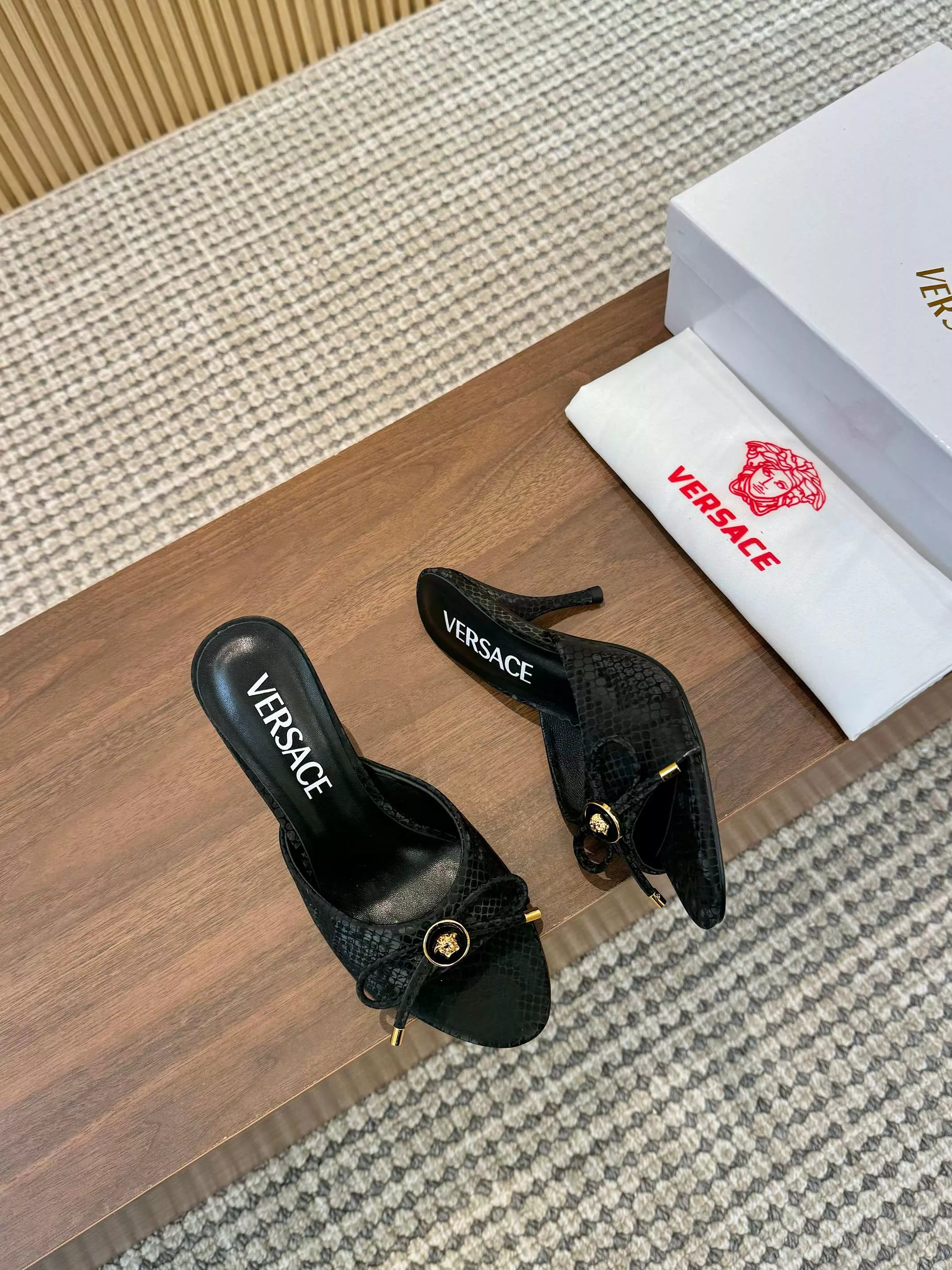 Versace Slippers For Women UrbanStyle 9393