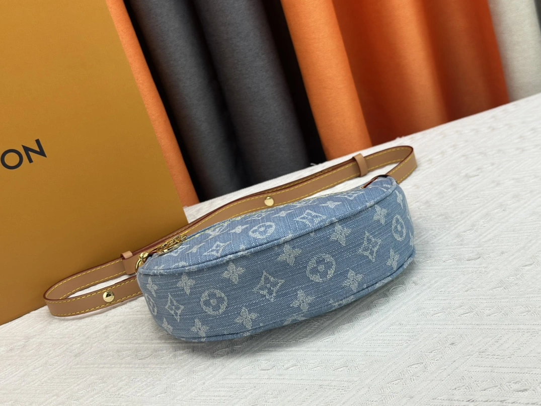 Versatile 1061 Louis Vuitton AAA Quality Messenger Bags For Women