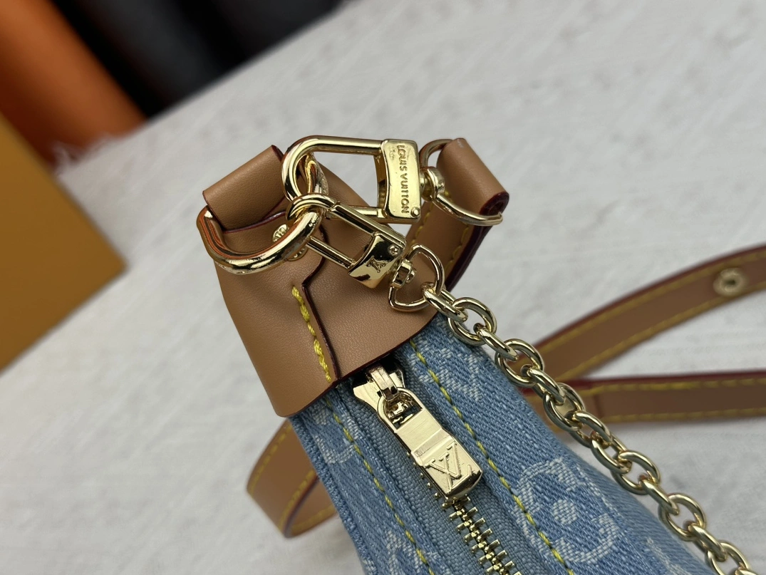 Versatile 1061 Louis Vuitton AAA Quality Messenger Bags For Women