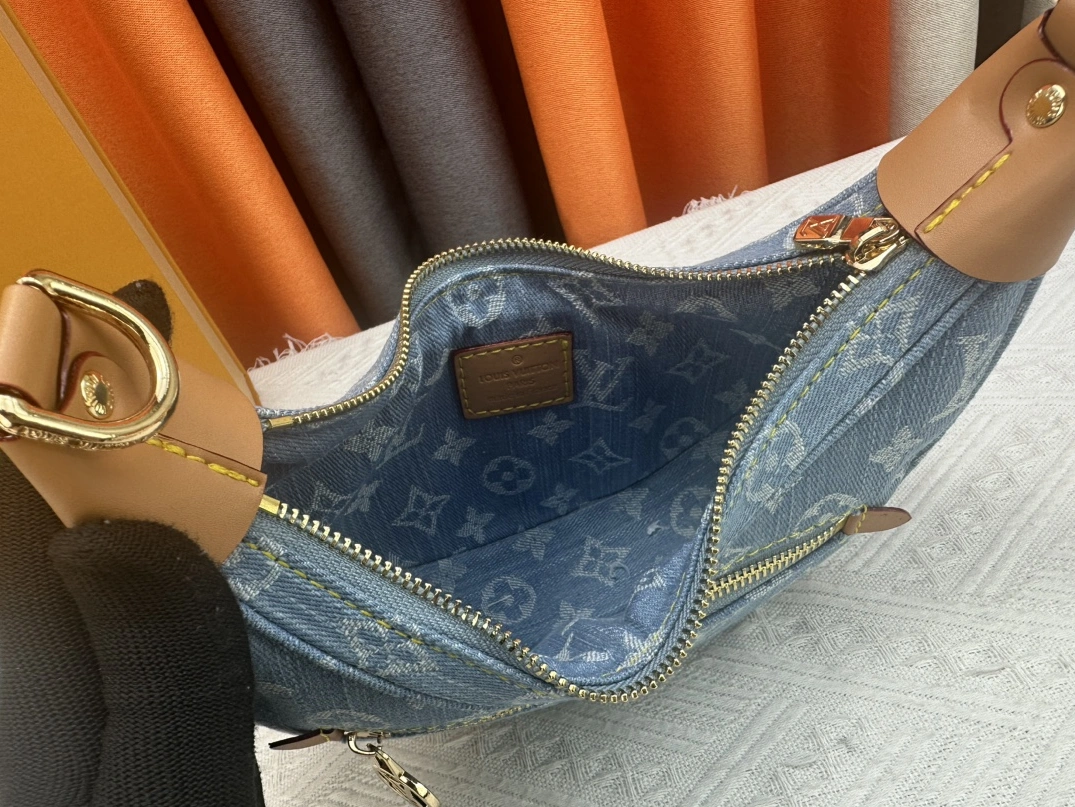 Versatile 1061 Louis Vuitton AAA Quality Messenger Bags For Women