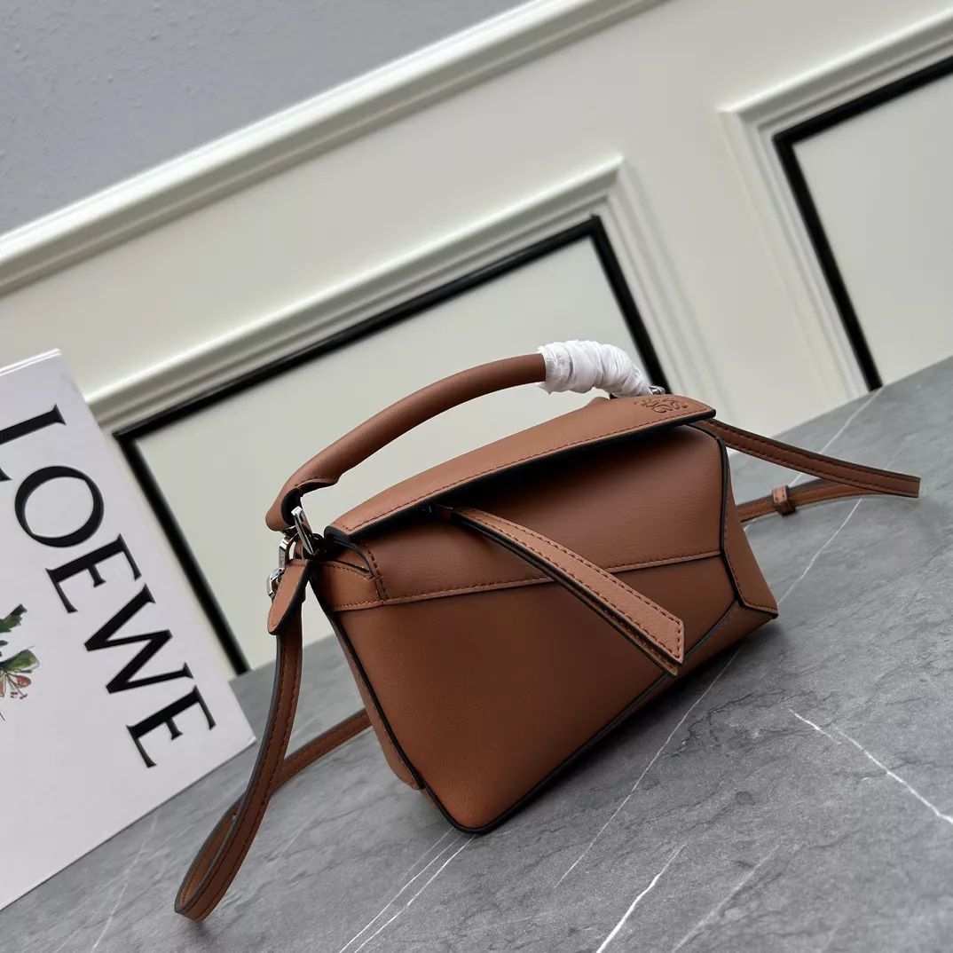 Versatile 1077 LOEWE AAA Quality Messenger Bags For Women