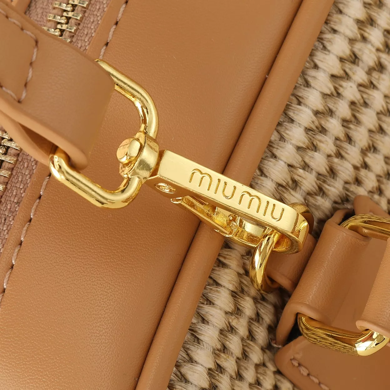 Versatile 1109 MIU MIU AAA Quality Handbags For Women