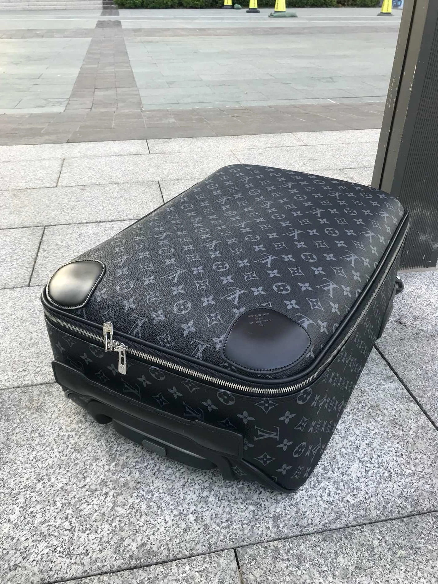 Versatile 117 Louis Vuitton Luggage