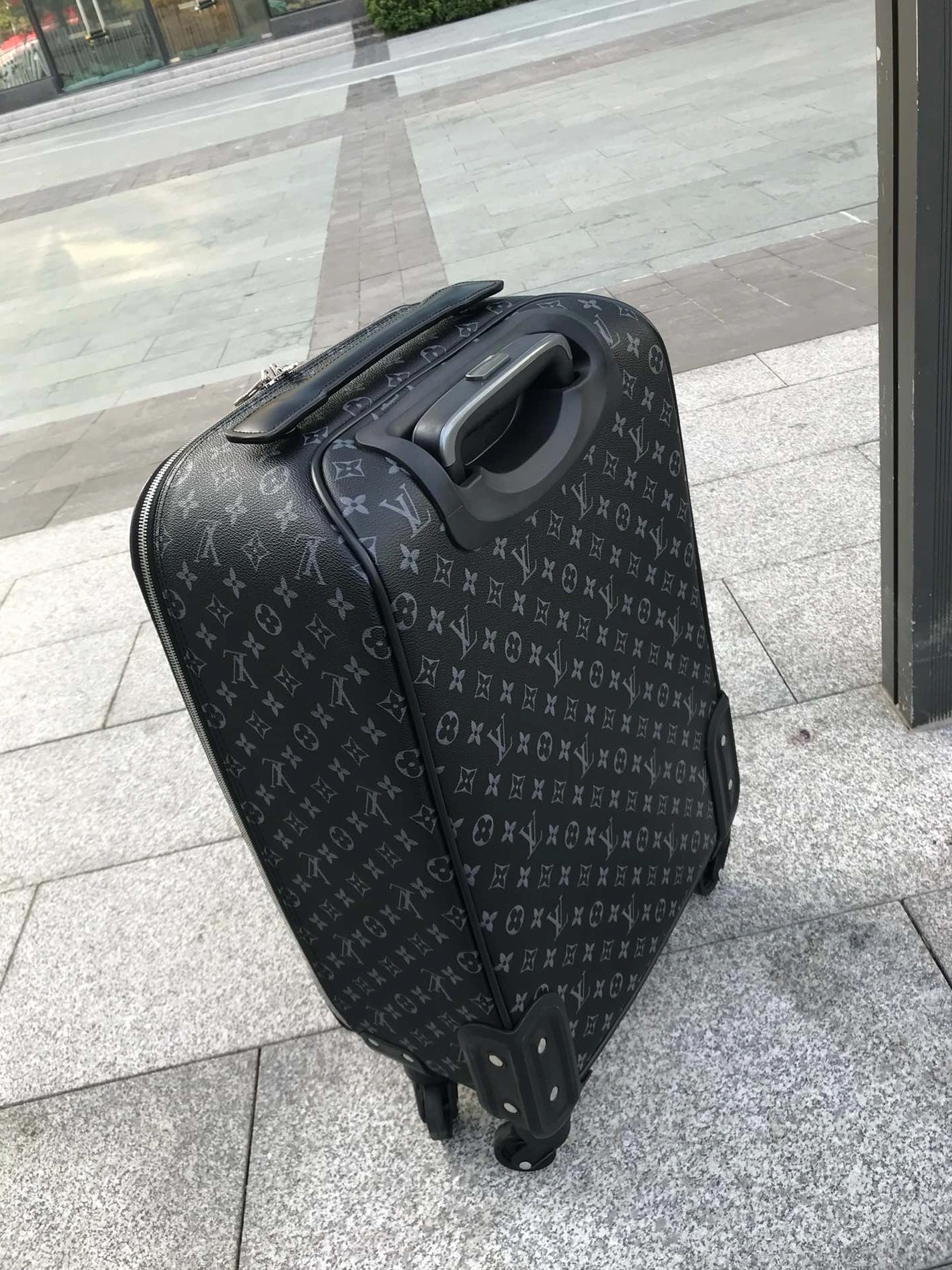 Versatile 117 Louis Vuitton Luggage
