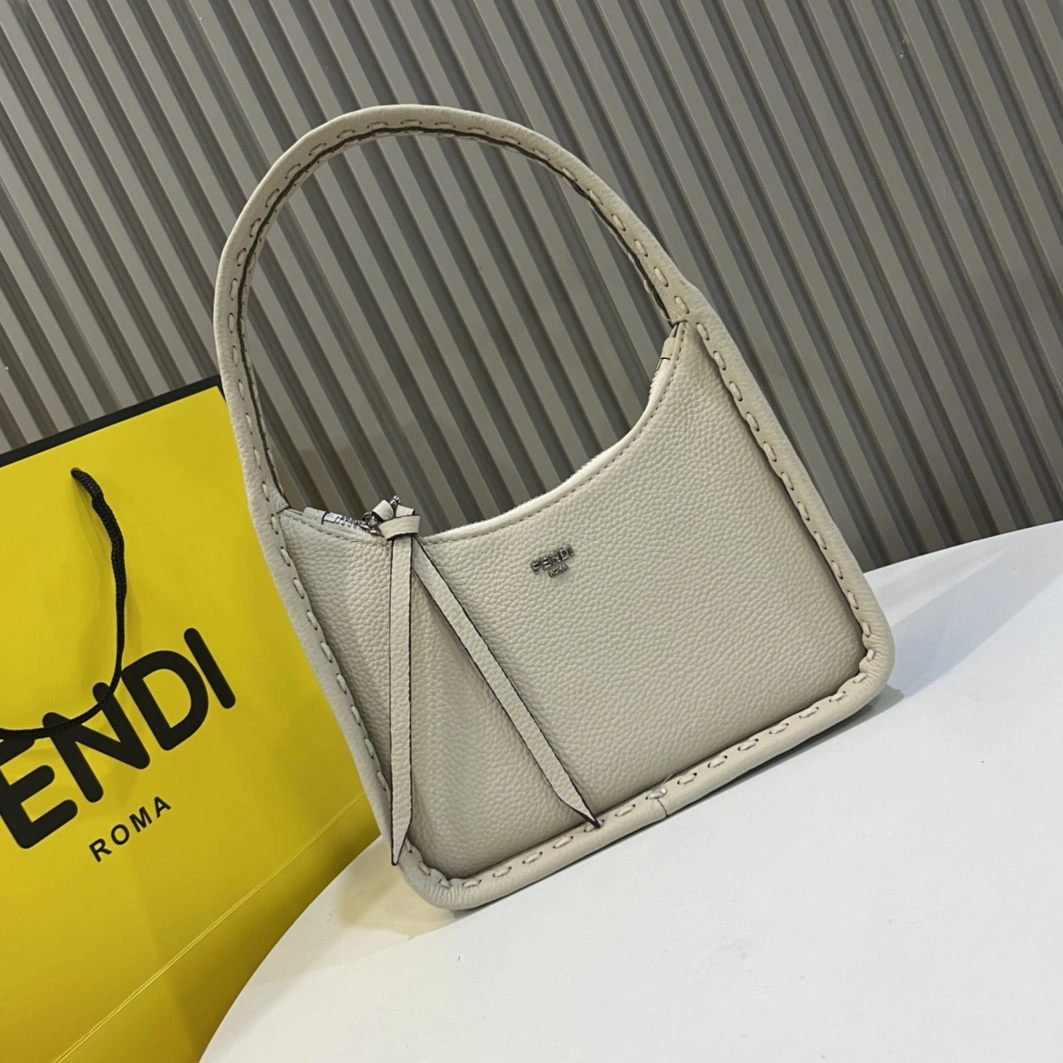 Versatile 119 Fendi AAA Quality Handbags For Women