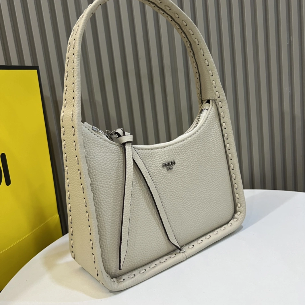 Versatile 119 Fendi AAA Quality Handbags For Women
