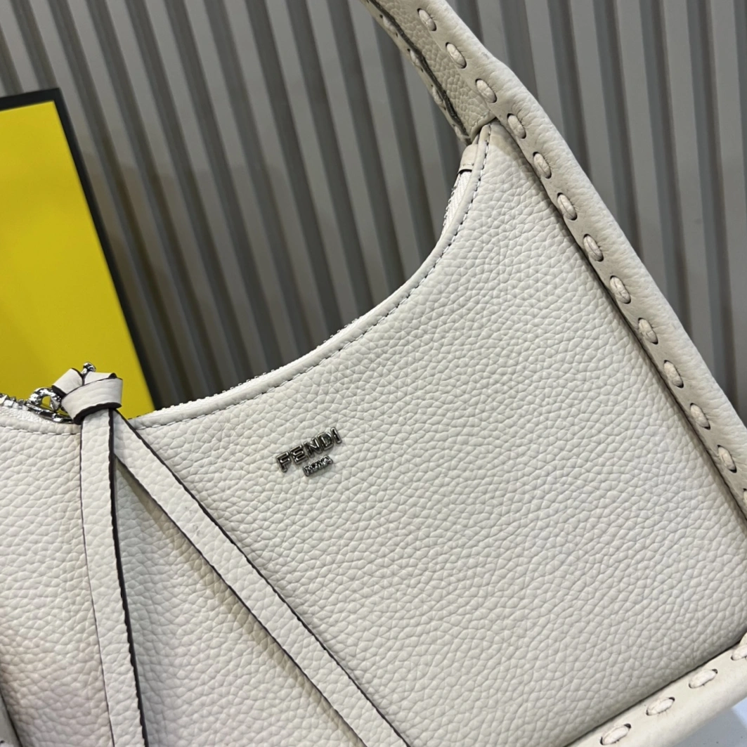 Versatile 119 Fendi AAA Quality Handbags For Women