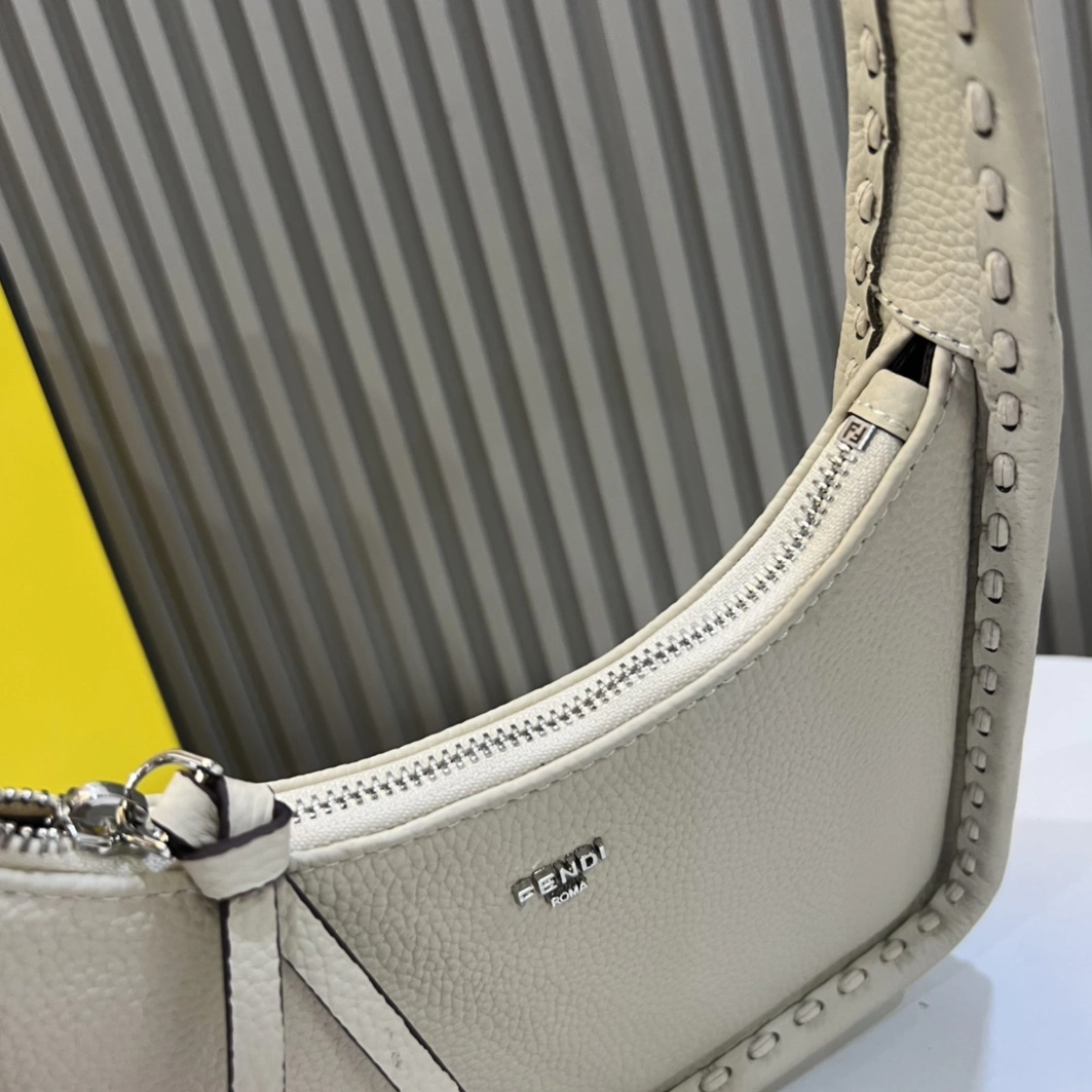 Versatile 119 Fendi AAA Quality Handbags For Women