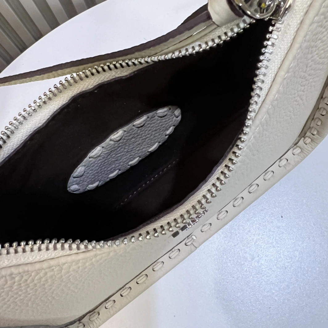 Versatile 119 Fendi AAA Quality Handbags For Women
