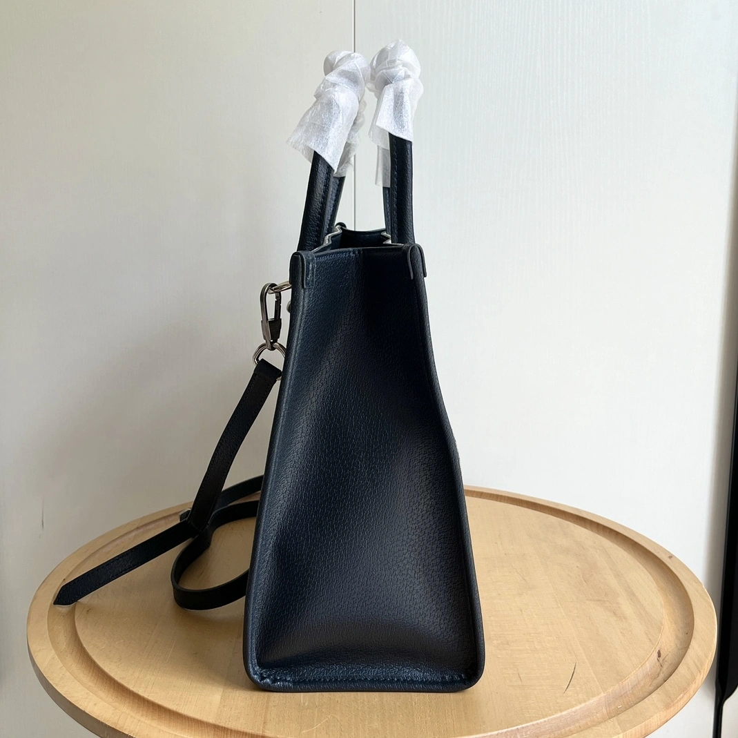 Versatile 1329 Gucci AAA Quality Handbags For Women