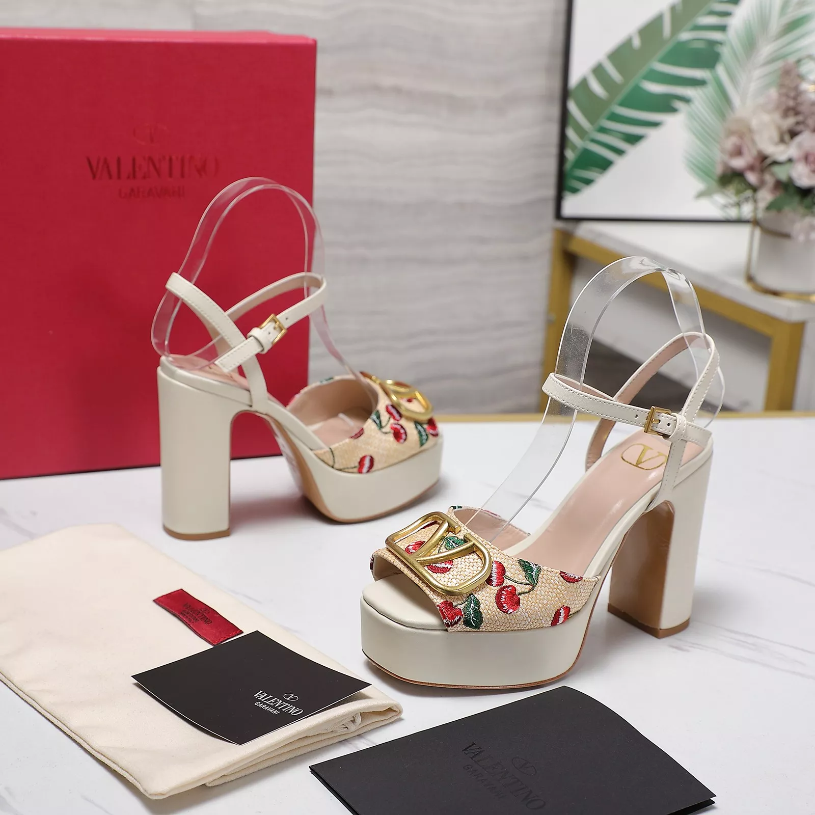 Versatile 1511 Valentino Sandal For Women