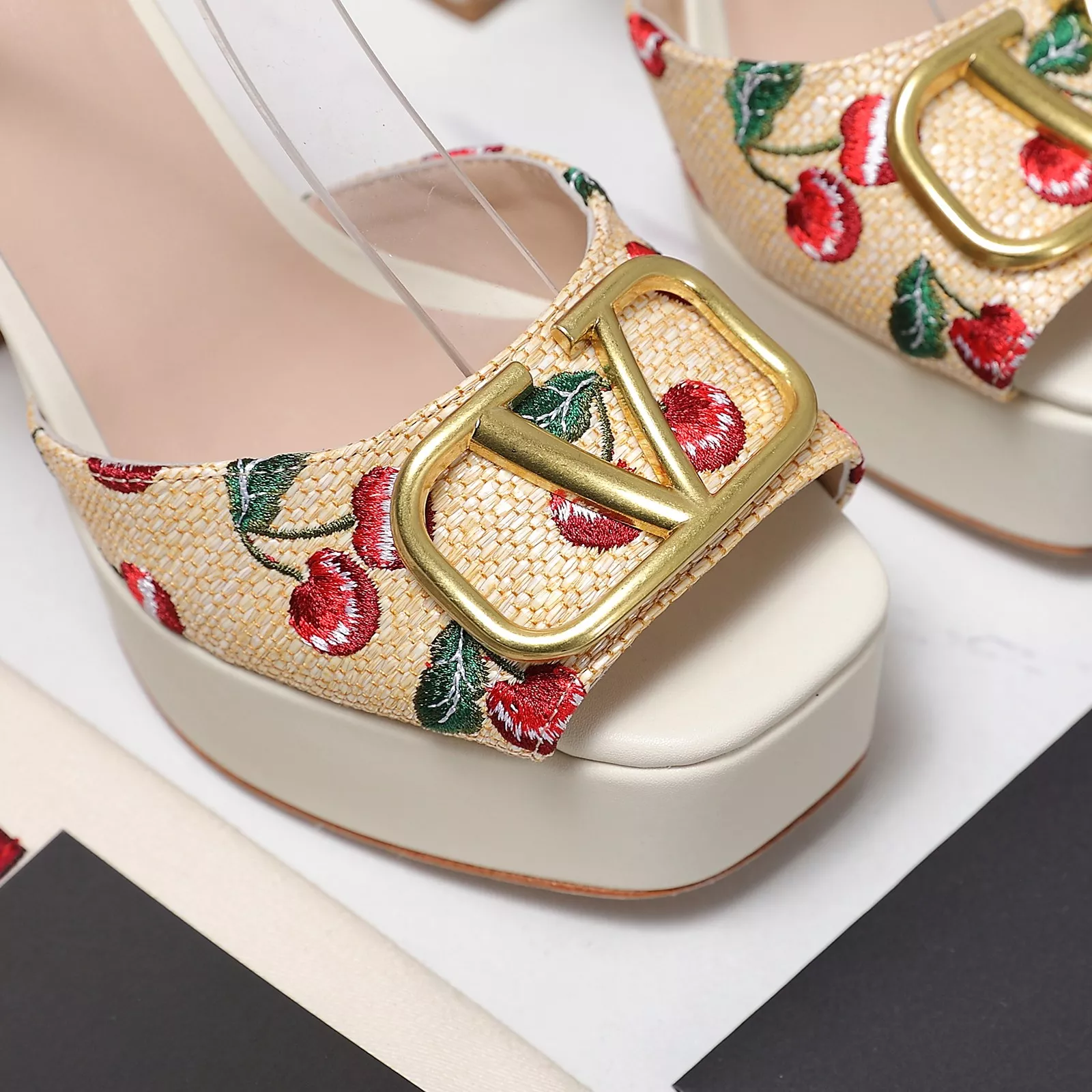 Versatile 1511 Valentino Sandal For Women