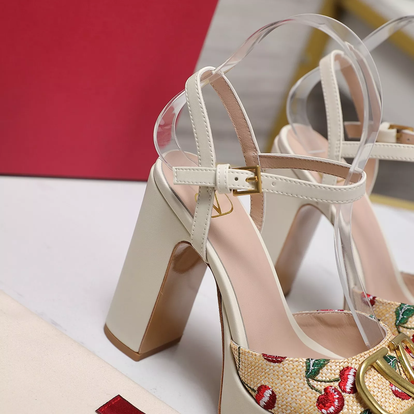 Versatile 1511 Valentino Sandal For Women