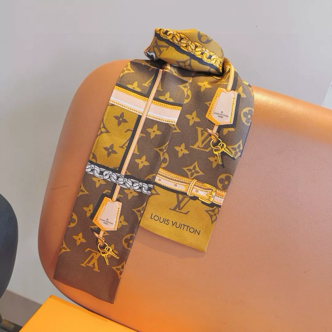 Versatile 1656 Louis Vuitton Silk Scarf