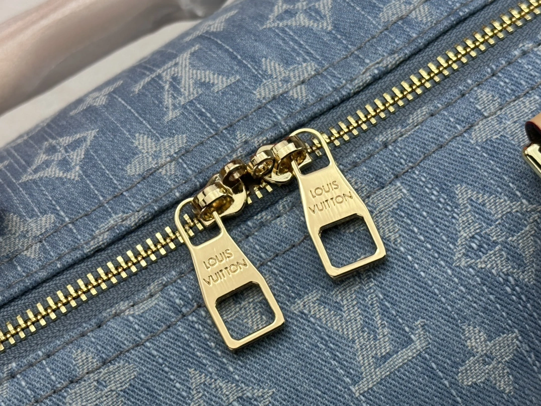 Versatile 1780 Louis Vuitton Travel Bags