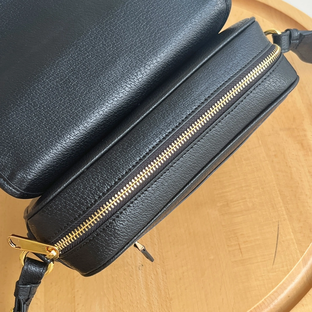 Versatile 2218 Gucci AAA Quality Messenger Bags For Women