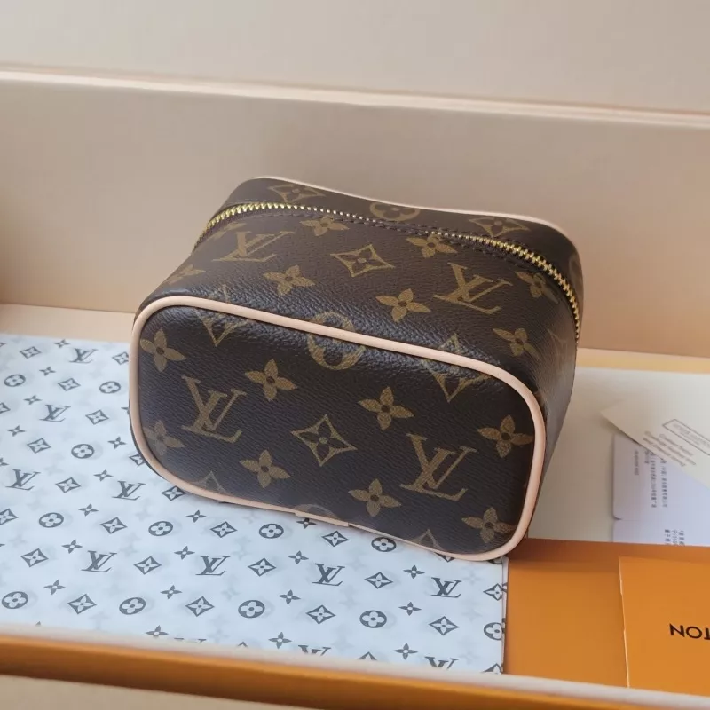 Versatile 3019 Louis Vuitton AAA Quality Handbags For Women